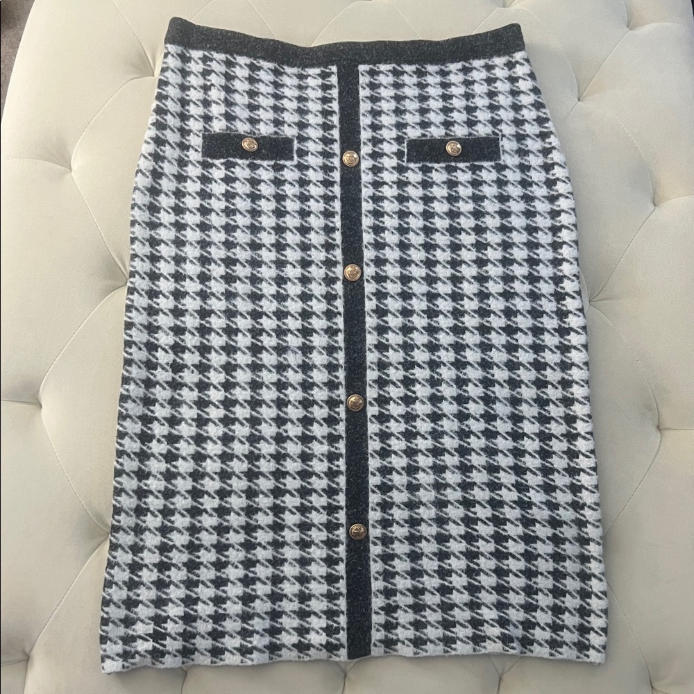 Chic Houndstooth Gray and White Skirt